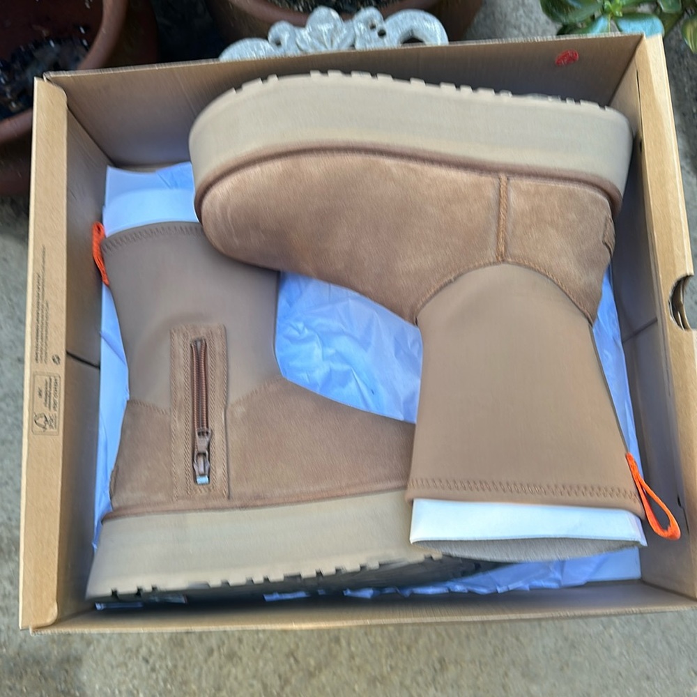 UGG Australia Classic Dipper 2023- 24FM - Picture 1 of 7